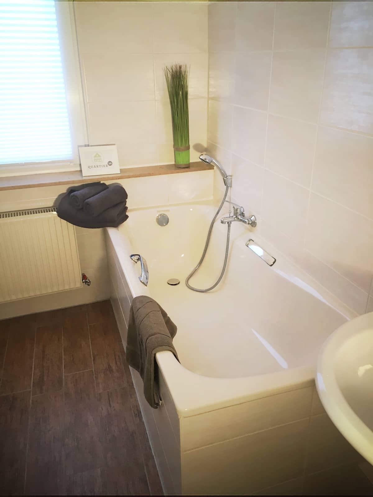 Quartier 26 – Badezimmer mit Badewanne