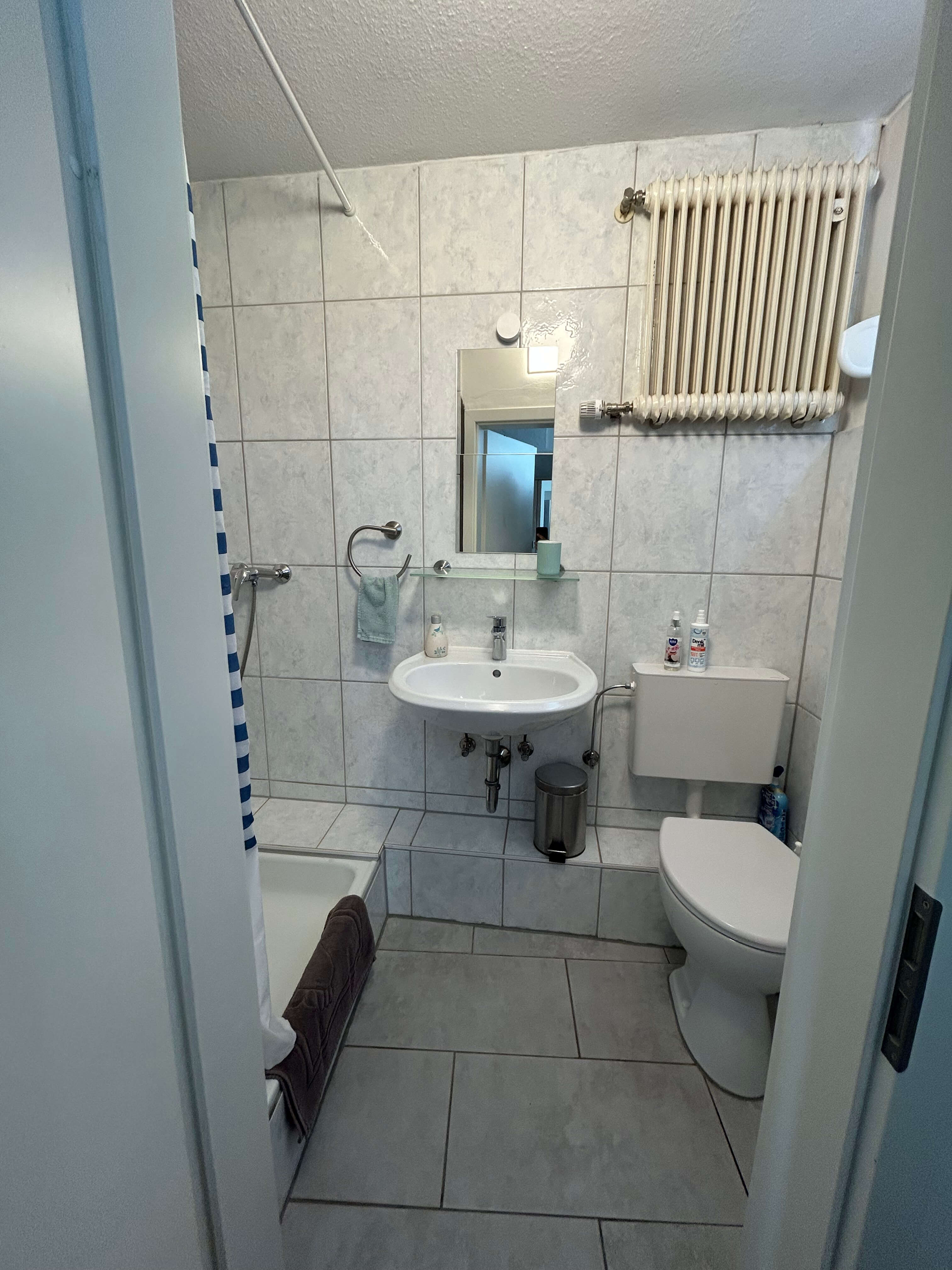 Quartier 26 – Badezimmer EG mit Badewanne und WC