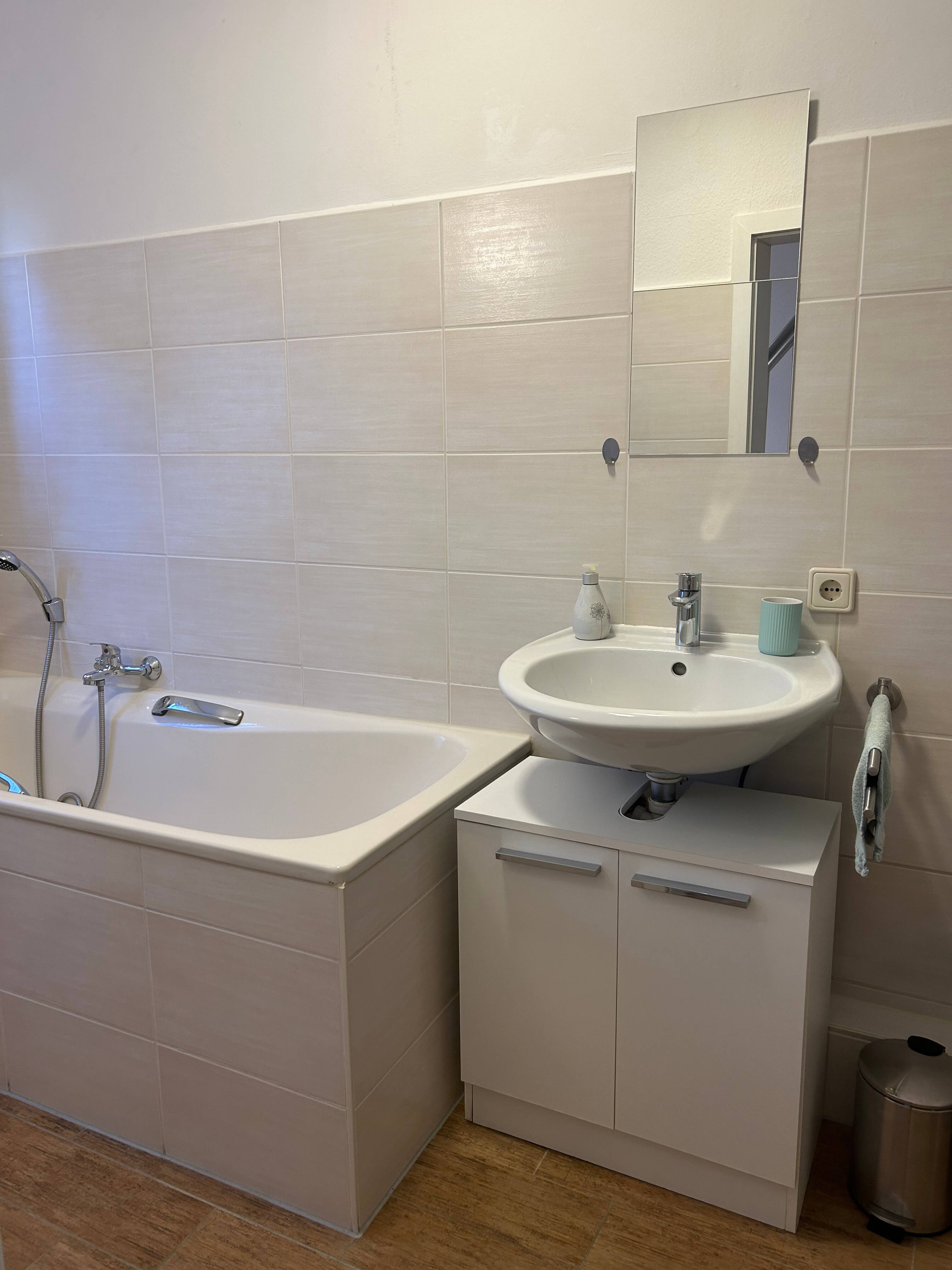 Quartier 26 – Badezimmer EG mit Badewanne und Waschbecken