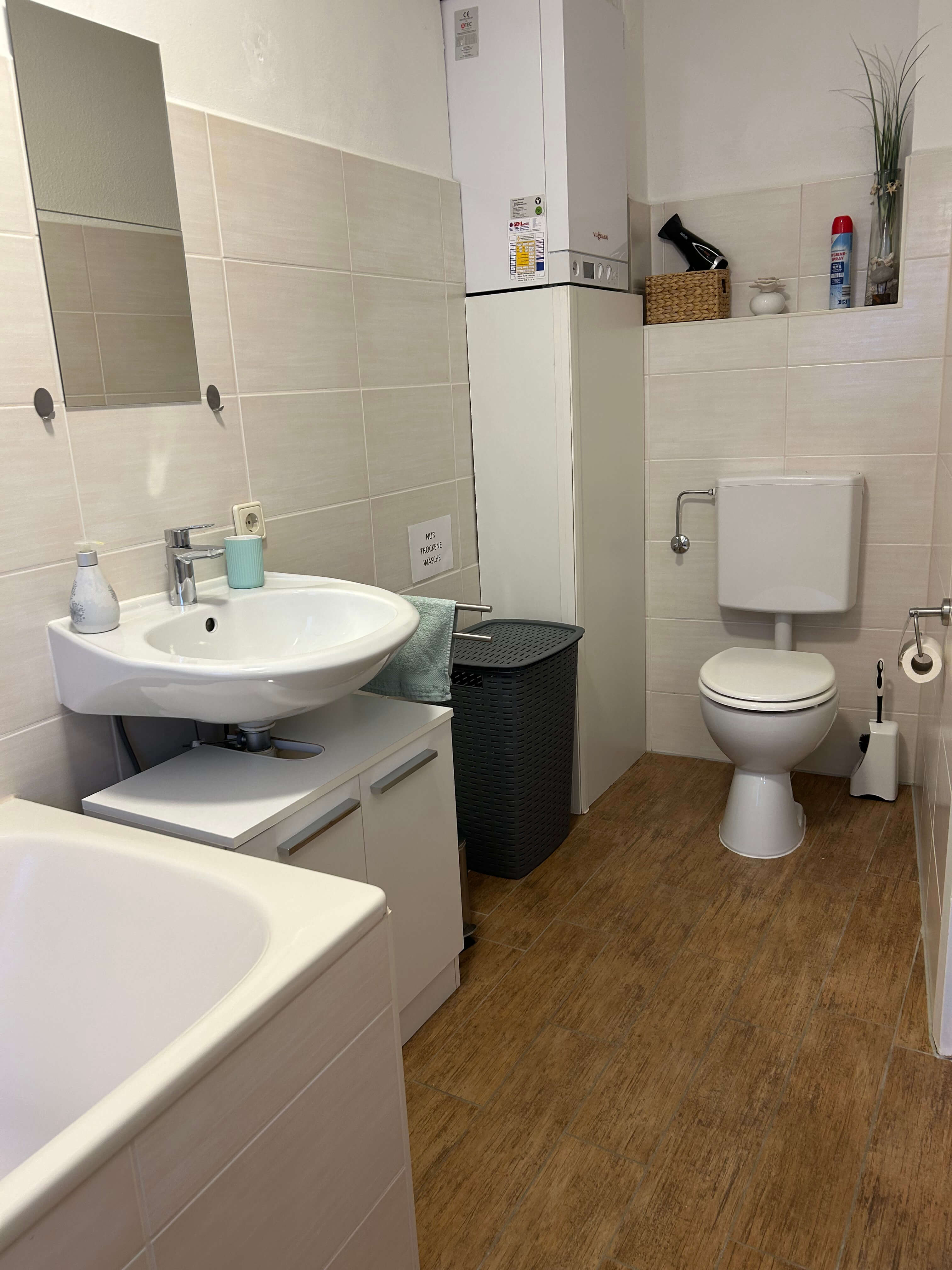 Quartier 26 – Badezimmer EG Vollansicht mit WC