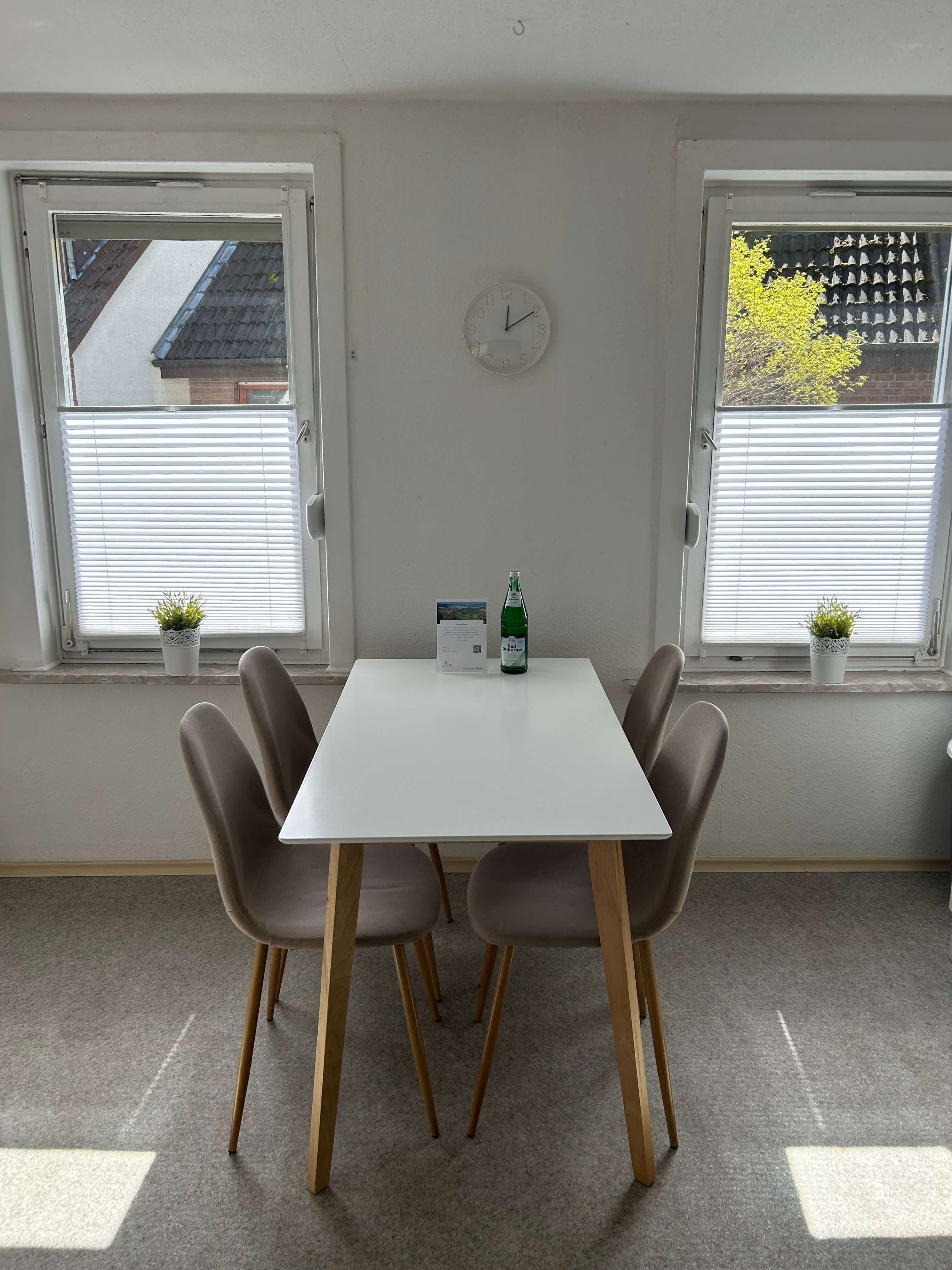 Quartier 26 – Essbereich mit weißem Tisch und vier Stühlen