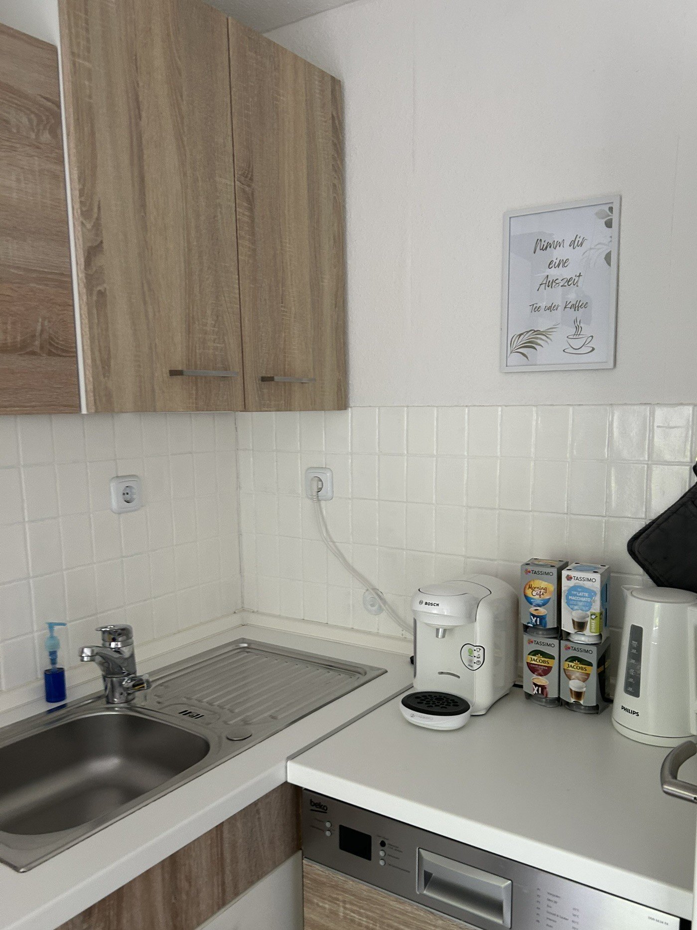 Quartier 26 – Küche mit Spüle und Kaffeemaschine